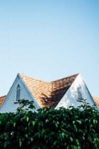brunt tak på vitt hus där en entreprenadbesiktning bör utföras