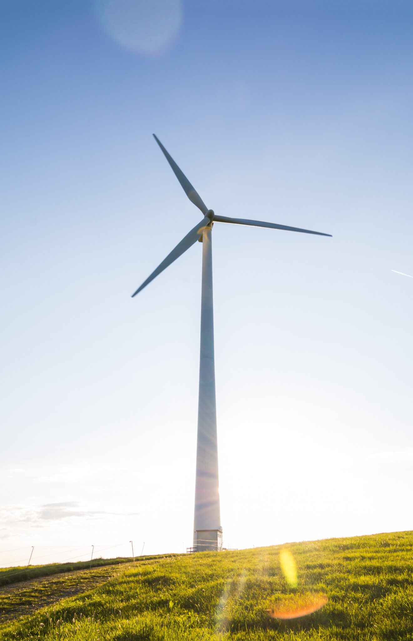 Energioptimering som symboliseras av ett vindkraftverk på ett fält